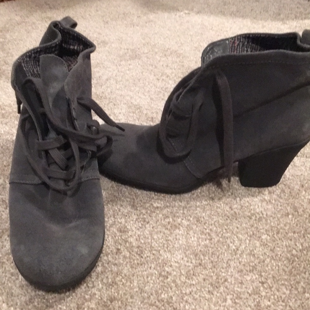 Easy spirit heeled lace up shoe